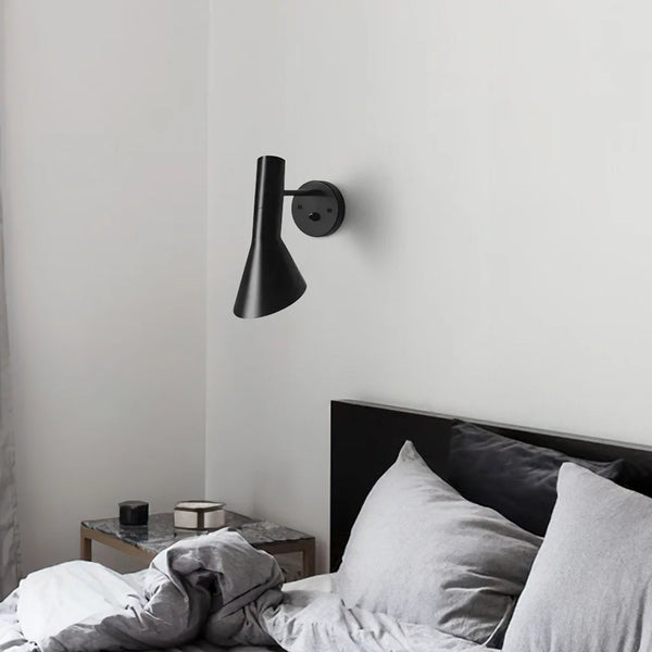 Minimalistische AJ-Wandleuchte aus Metall von Aeruneth 