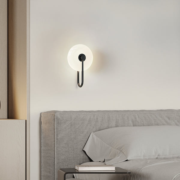 Flint Nordic Runde Wandleuchte aus weißem Glas