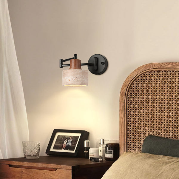 Forseti Wabi-Sabi Travertin-Wandleuchte mit Schwenkarm