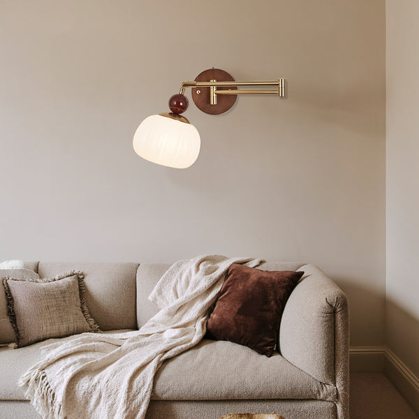 Abnehmbare Wandleuchte Selene aus weißem Kugelglas