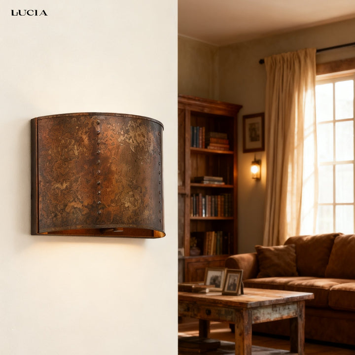 jimeng-2025-09-26-8057-美式乡村复古风格，客厅中墙上关灯的壁灯旁。背景是棕色布艺沙发、木质书架和旧木茶几....jpg__PID:ff92d50c-66b9-4341-81ea-12e78b228606